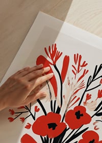 Livfullt blomsterarrangemang med starka röda och svarta toner-9