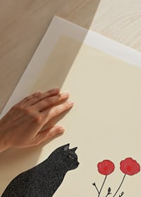 Eine Katze betrachtet Blumen mit Geheimnis und Einfachheit-9