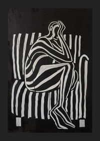 Liniile alb-negru modelează o figură gânditoare în contrast elegant-1