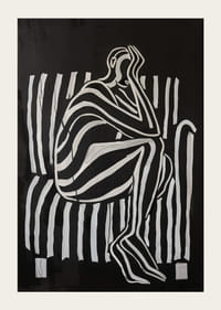 Liniile alb-negru modelează o figură gânditoare în contrast elegant-5