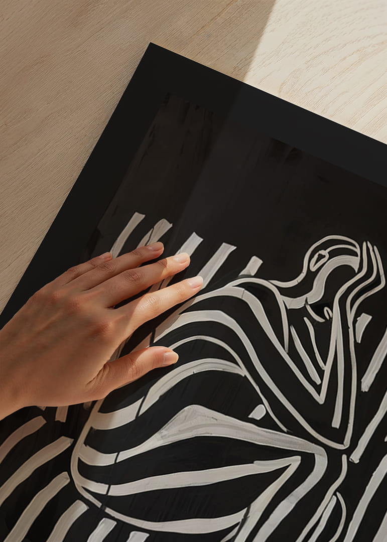 Liniile alb-negru modelează o figură gânditoare în contrast elegant-12