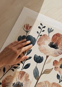 Uma menina lê, rodeada de flores em tons suaves e quentes-5
