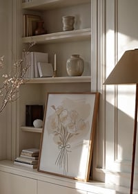 Elegante ramo de rosas beige en tonos suaves.-2