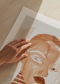 Ett ansikte fångas i jordnära toner och abstrakta linjer-9