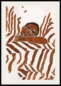 Zasnená postava zahalená do hnedo-bielych vzorov-2