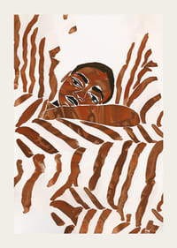 Zasnená postava zahalená do hnedo-bielych vzorov-3