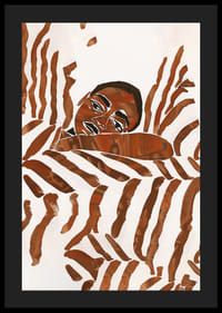 Zasnená postava zahalená do hnedo-bielych vzorov-4