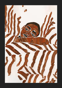 Zasnená postava zahalená do hnedo-bielych vzorov-5