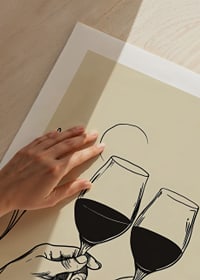 Zwei Hände heben Weingläser in einer elegant umrissenen Hommage-9