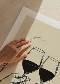 Două mâini ridică pahare de vin într-un tribut elegant conturat-5