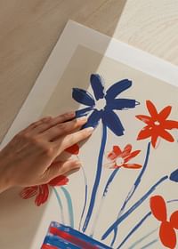 Florile colorate în albastru și roșu sunt afișate într-un stil plin de viață-5