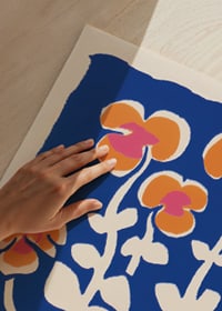 Starka färger möts i en livlig dans av blommor och former-3