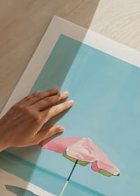Motiv de plajă liniștit cu umbrelă de soare colorată care amintește de vară-5