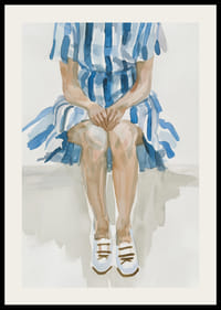 Figura sentada em riscas azuis transmite uma sensação de calma e contemplação-2