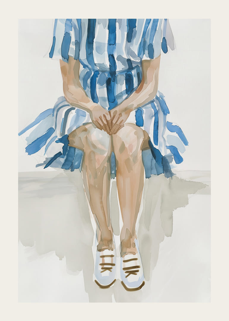 Figura sentada em riscas azuis transmite uma sensação de calma e contemplação-12