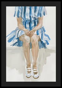 Figura sentada em riscas azuis transmite uma sensação de calma e contemplação-4