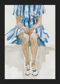 Figura sentada em riscas azuis transmite uma sensação de calma e contemplação-5