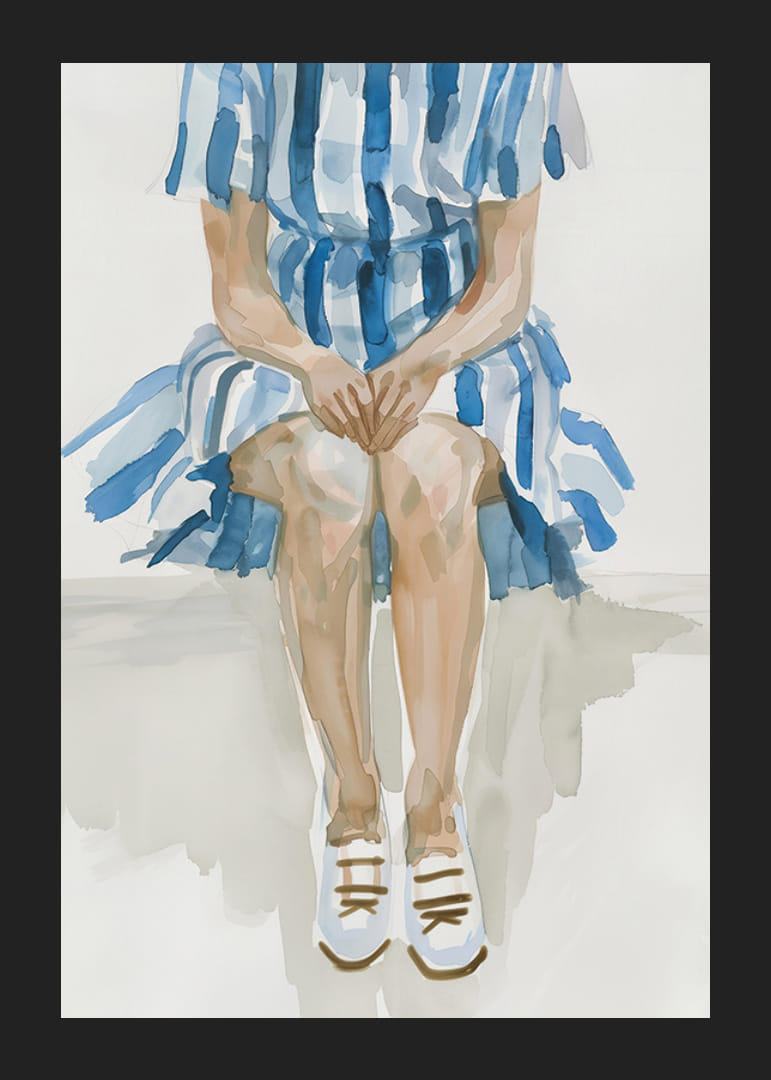 Figura sentada em riscas azuis transmite uma sensação de calma e contemplação-12