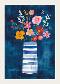 Färgsprakande blommor i vas mot djupblå bakgrund skapar harmoni-3