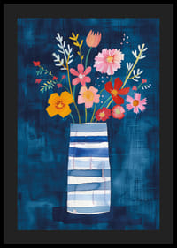 Färgsprakande blommor i vas mot djupblå bakgrund skapar harmoni-4