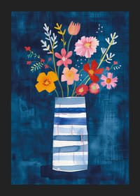 Färgsprakande blommor i vas mot djupblå bakgrund skapar harmoni-5