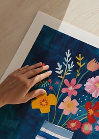 Färgsprakande blommor i vas mot djupblå bakgrund skapar harmoni-9