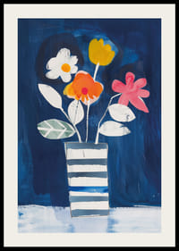 Livfulla blommor mot en djupblå bakgrund skapar harmoni-2