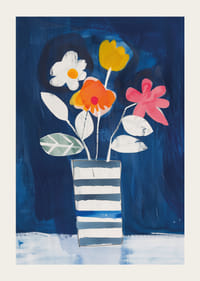 Livfulla blommor mot en djupblå bakgrund skapar harmoni-3