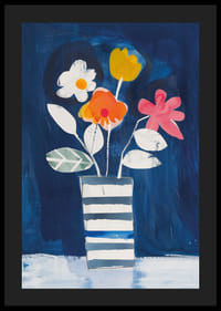 Livfulla blommor mot en djupblå bakgrund skapar harmoni-4