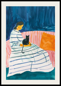 En kvinne med en katt i et stille og harmonisk rom-2