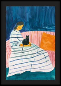 En kvinne med en katt i et stille og harmonisk rom-4