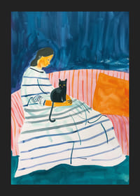 En kvinne med en katt i et stille og harmonisk rom-5