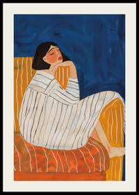 En kvinne i ro omgitt av dype farger og en rolig atmosfære-2