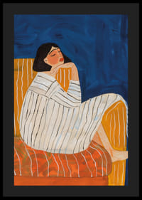 En kvinne i ro omgitt av dype farger og en rolig atmosfære-4