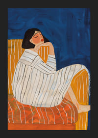 En kvinne i ro omgitt av dype farger og en rolig atmosfære-5