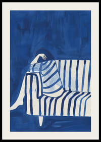 Dyb blå omslutter en hvilende figur i et stribet omslag-2