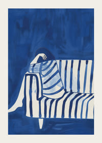 Dyb blå omslutter en hvilende figur i et stribet omslag-3