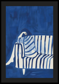 Dyb blå omslutter en hvilende figur i et stribet omslag-4