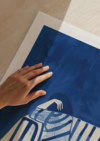 Azul profundo envolve uma figura em repouso numa capa listrada-5