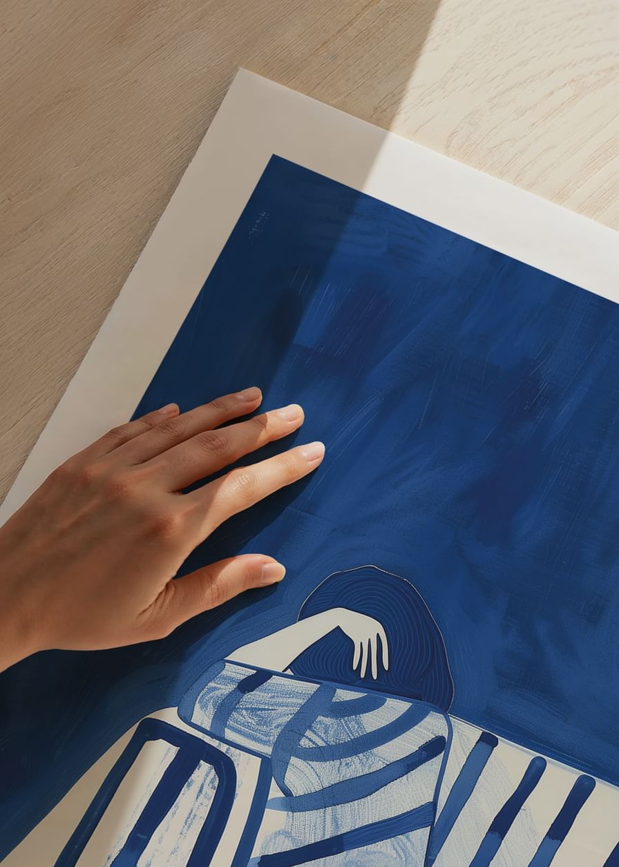 Azul profundo envolve uma figura em repouso numa capa listrada-12