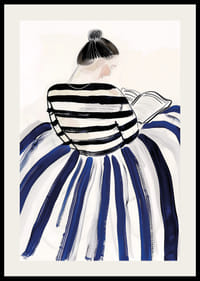 Una mujer con elegante ropa de rayas inmersa en un libro.-2