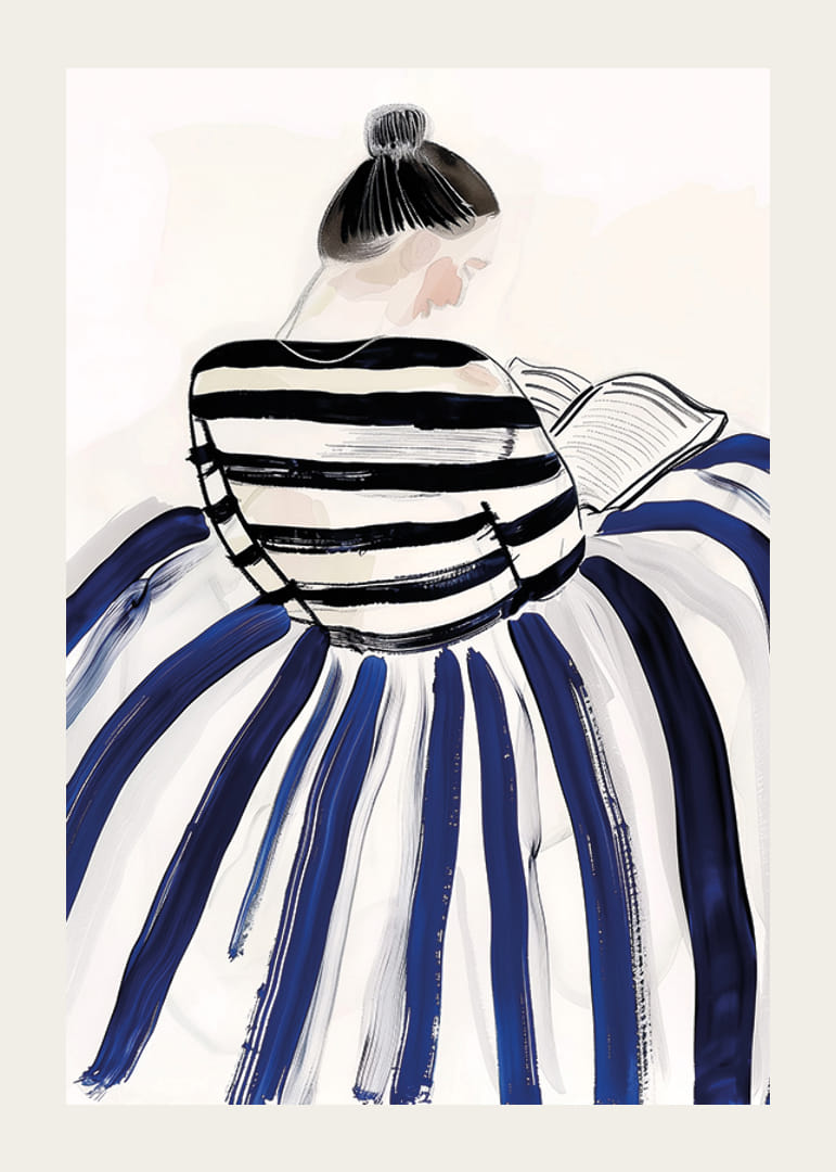 Una mujer con elegante ropa de rayas inmersa en un libro.-12