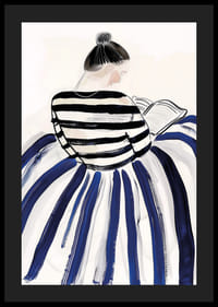 Una mujer con elegante ropa de rayas inmersa en un libro.-4