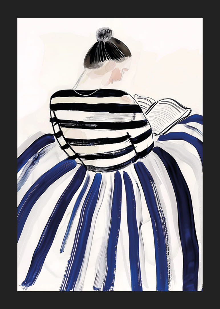 Una mujer con elegante ropa de rayas inmersa en un libro.-12