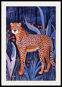 En leopard rör sig tyst genom en mystisk nattlig skog-2