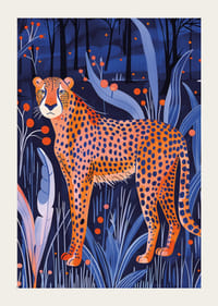 En leopard rör sig tyst genom en mystisk nattlig skog-3