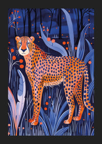 En leopard rör sig tyst genom en mystisk nattlig skog-5