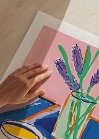 Farbenfrohe Frühstücksszene mit Lavendelduft und lebendigem Licht-9