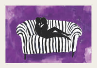 Uma silhueta de amor contra um fundo roxo capta o momento-3