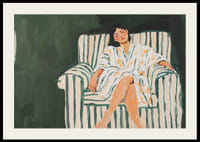 En kvinna i avslappnad vila på en randig fåtölj, inbäddad i lugn-2